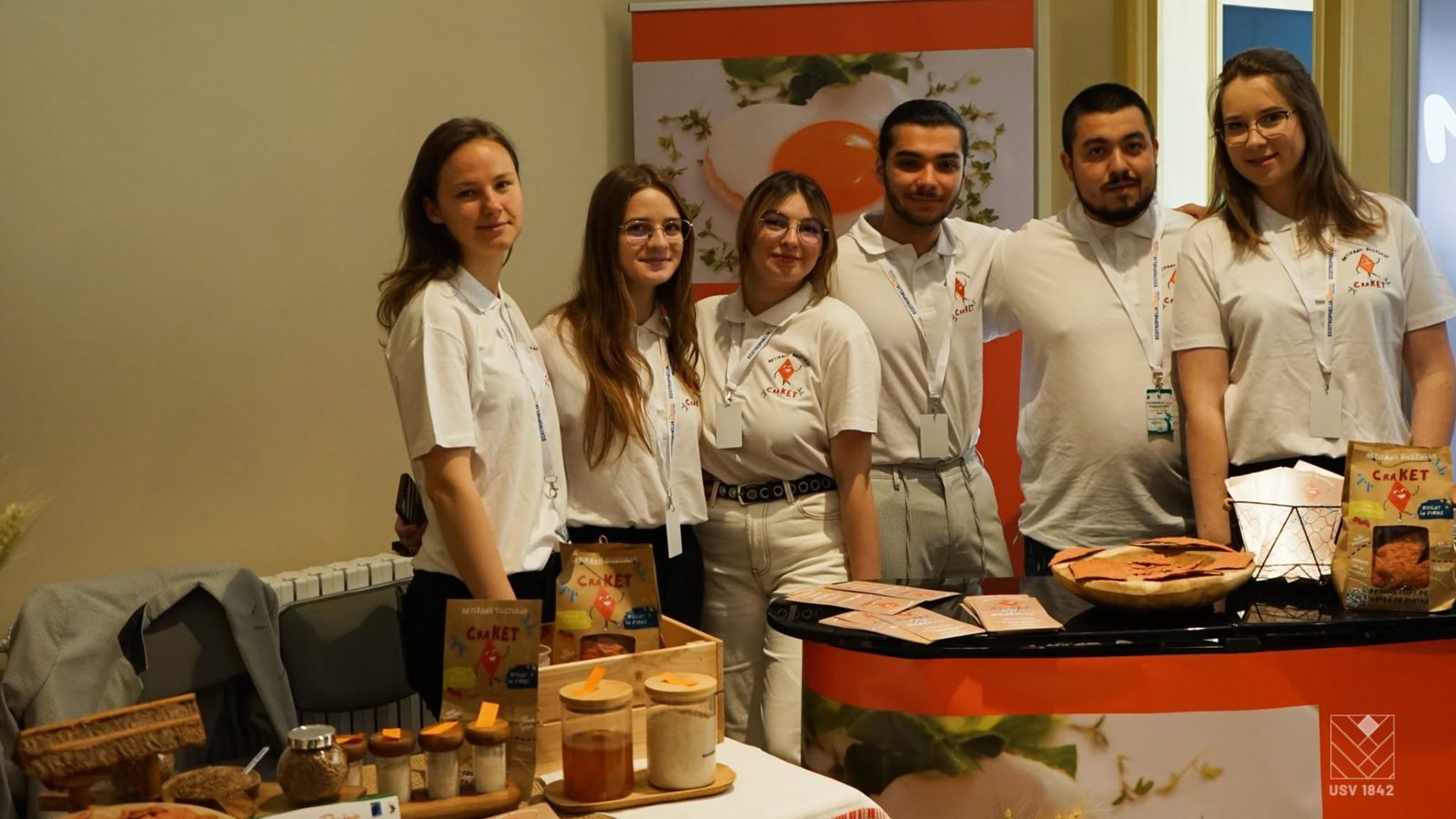 Echipa CraKET la standul cu snackuri crocante bogate în fibre