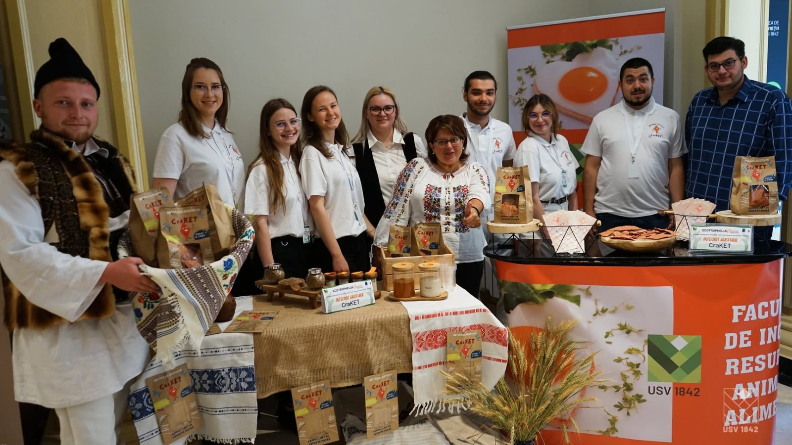 Echipa CraKET la standul decorat cu textile tradiționale românești
