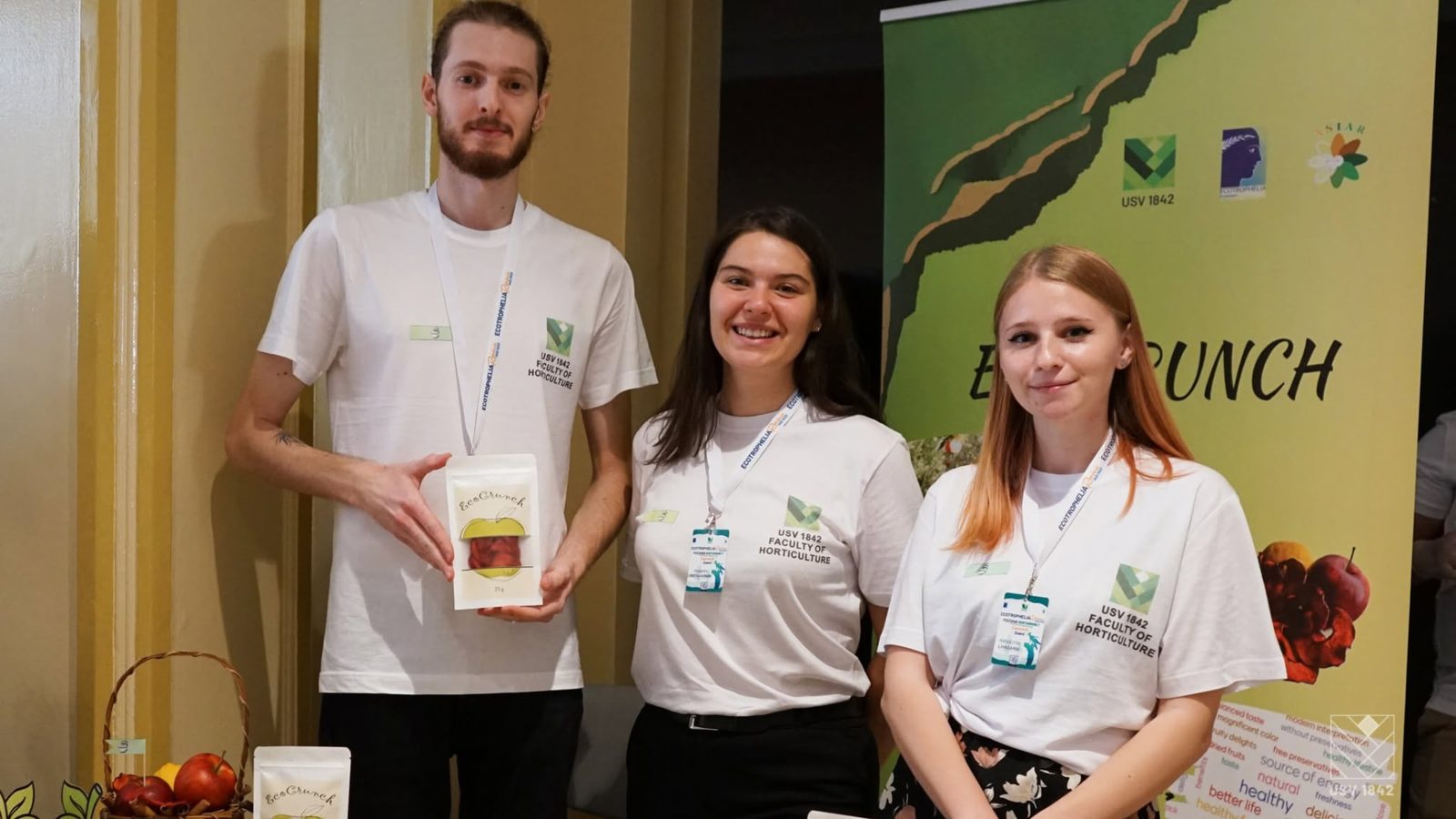Echipă studențească prezintă produsul EcoCrunch — fructe deshidratate în ambalaj propriu
