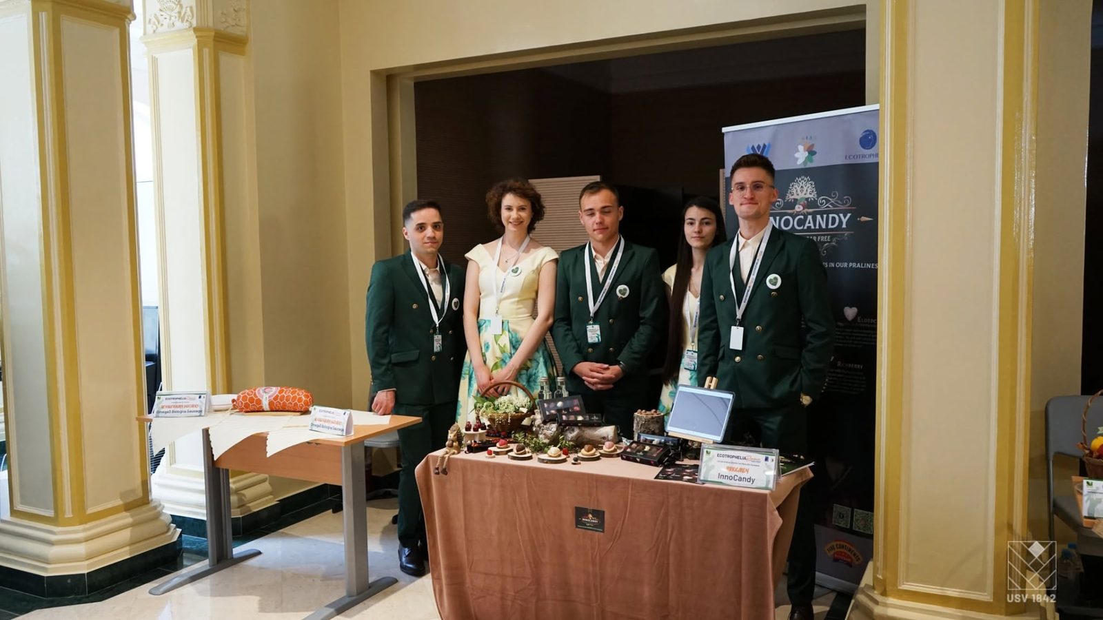 Echipa InnoCandy la standul cu praline artizanale fără zahăr