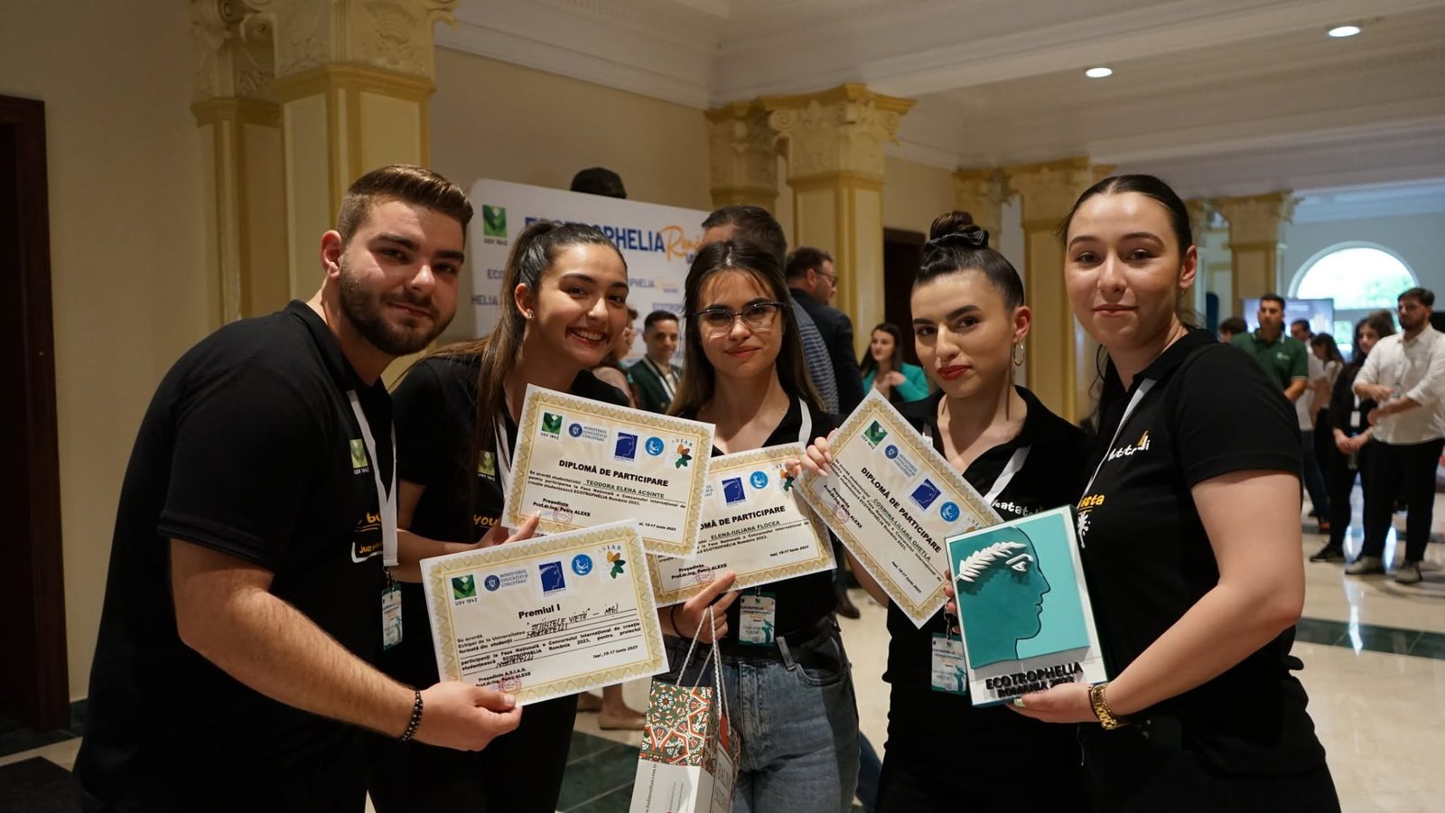 Echipa Meatatelli cu diploma de Premiul I și trofeul ediției
