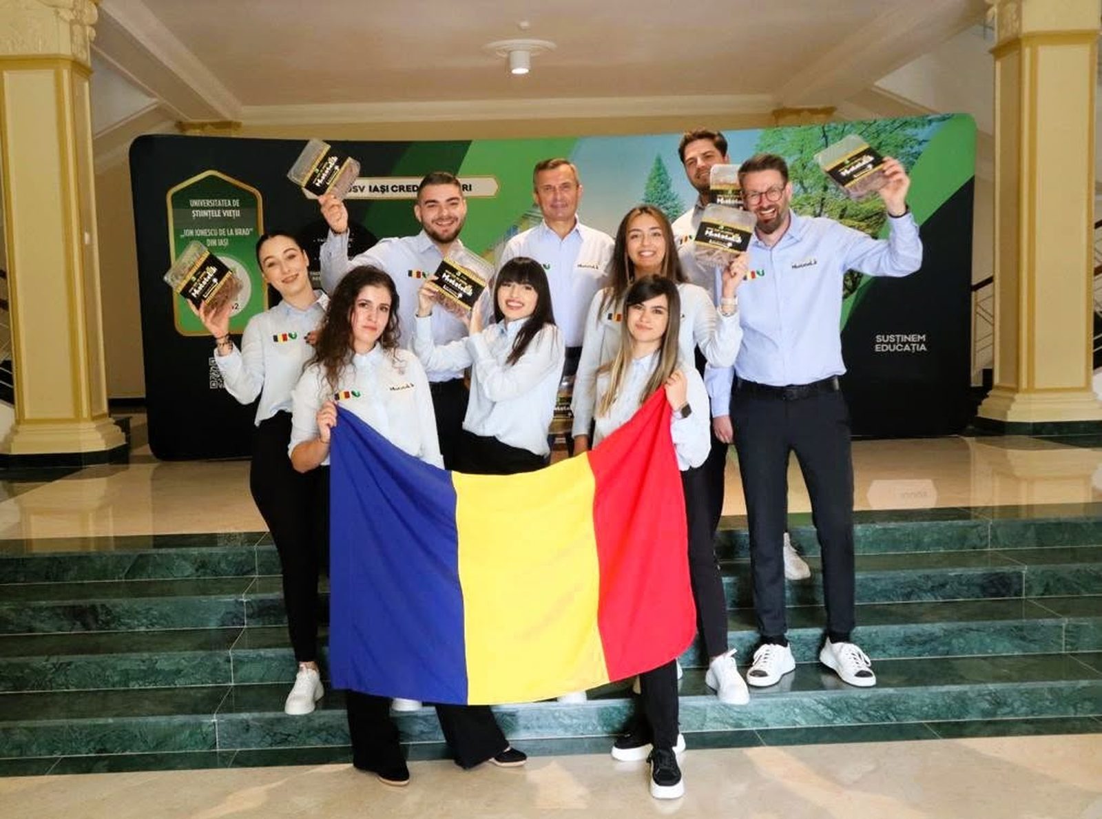 Echipa Meatatelli cu produsul și drapelul României, la USV Iași