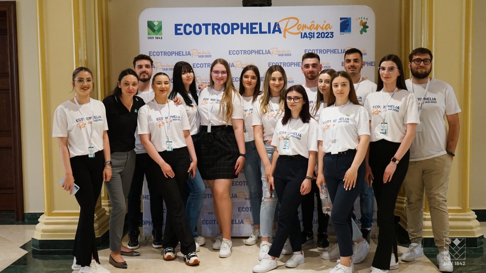Echipa de organizare și voluntarii, în fața panoului oficial al ediției
