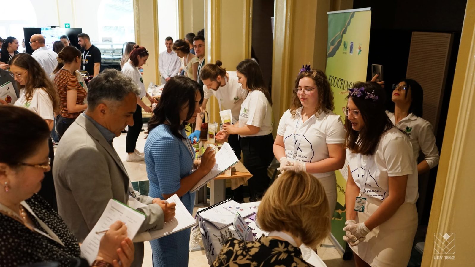 Evaluatorii completează fișele de jurizare în timpul degustărilor la standuri