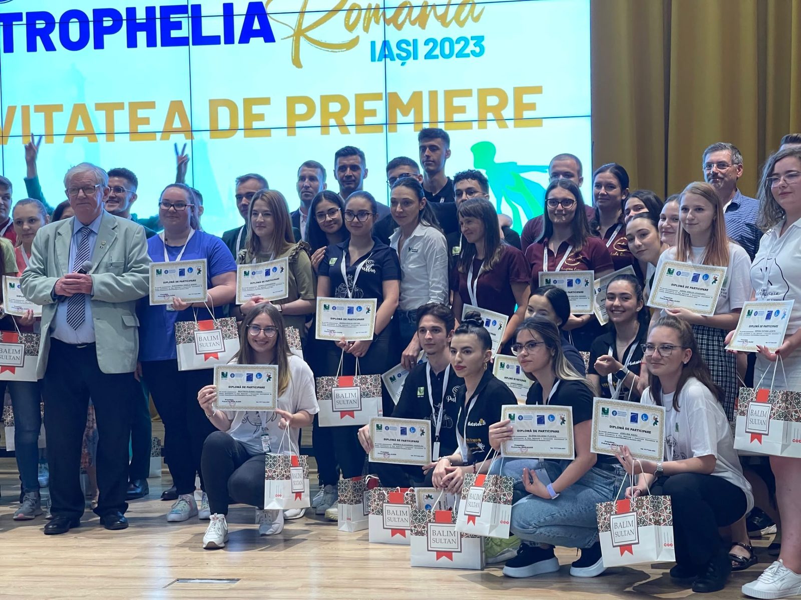 Festivitatea de premiere: participanții cu diplomele primite