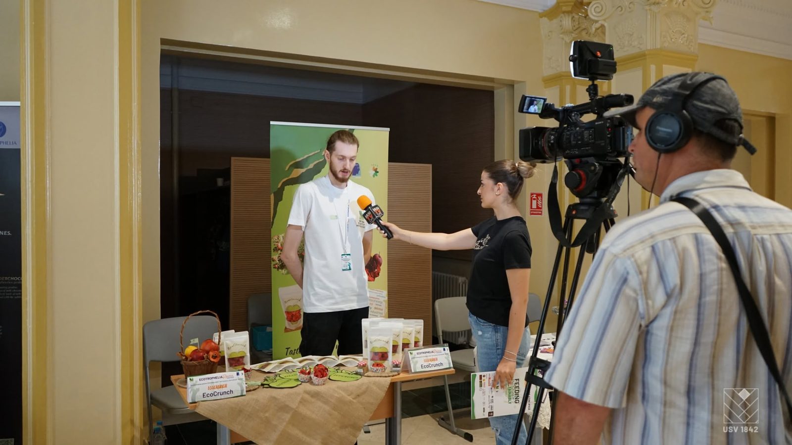 Interviu televizat la standul EcoCrunch, cu fructe deshidratate expuse