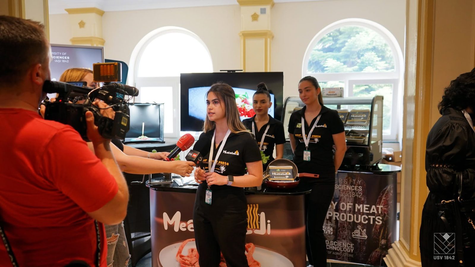 Echipa Meatatelli, intervievată de televiziune la standul de prezentare