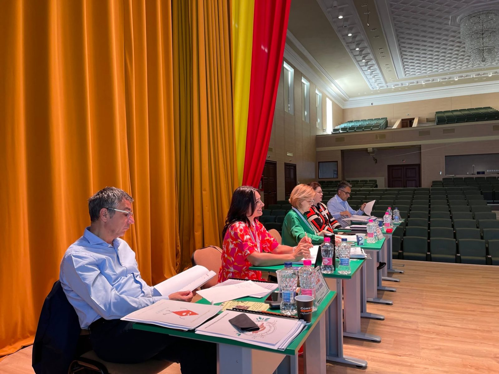 Membrii juriului evaluează prezentările la masa de jurizare din Aula Magna