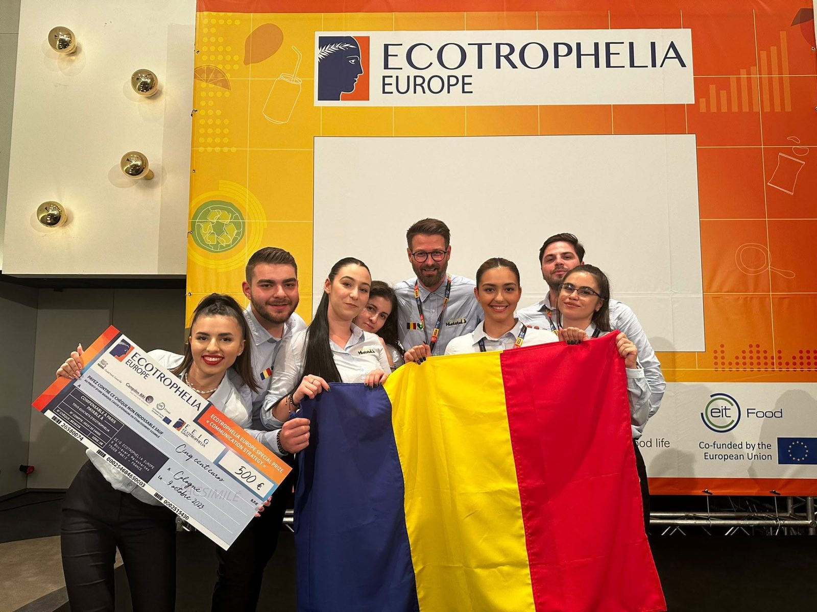 Echipa Meatatelli cu cecul premiului special și drapelul României, la Köln