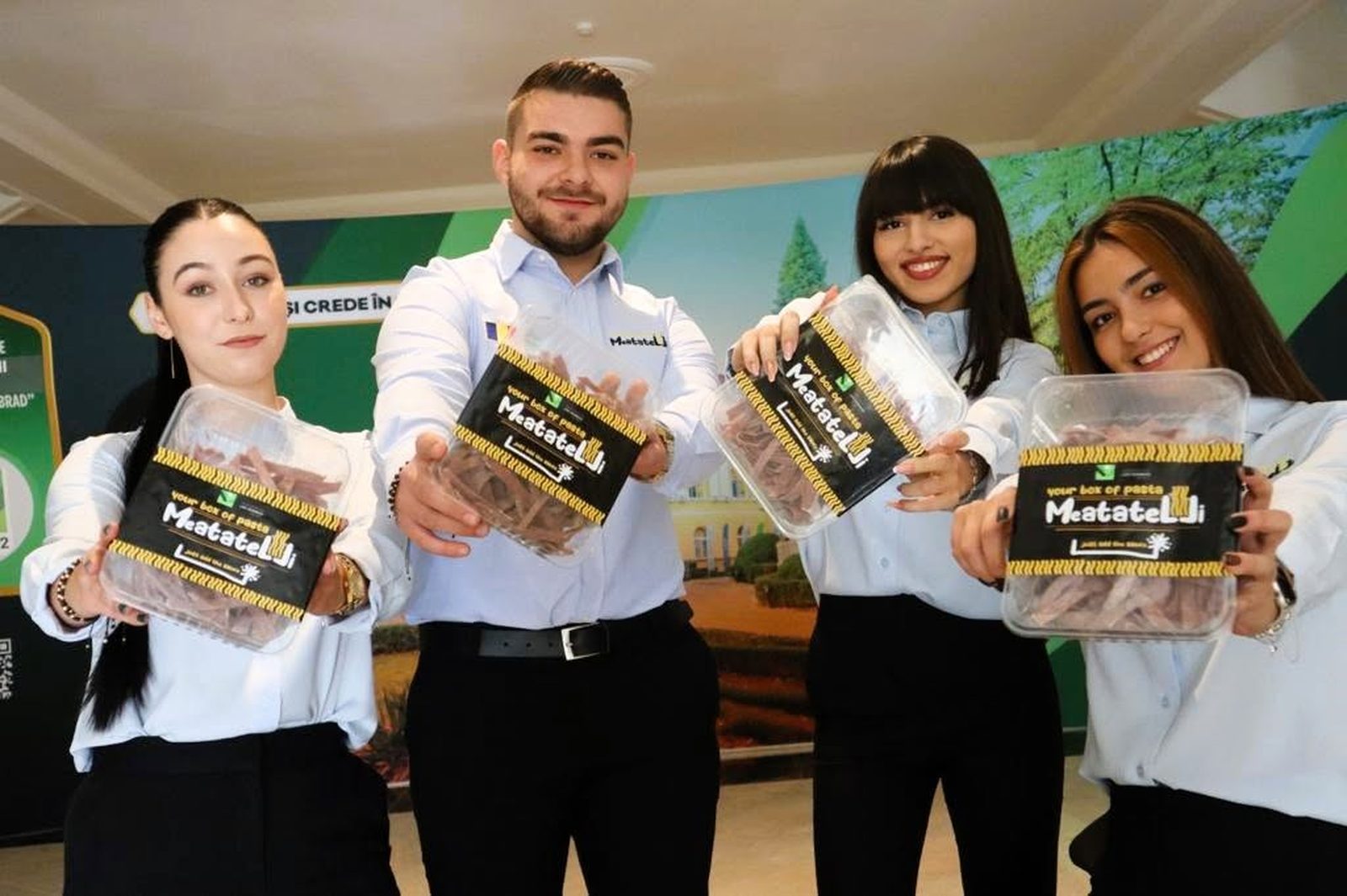 Echipa Meatatelli prezintă ambalajele produsului de paste din carne
