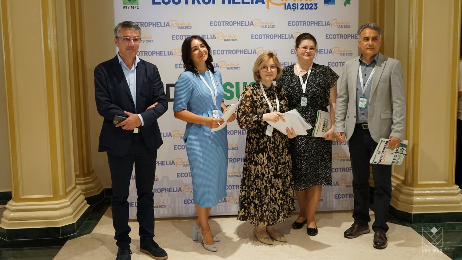 Organizatori și invitați în fața panoului oficial ECOTROPHELIA România Iași 2023