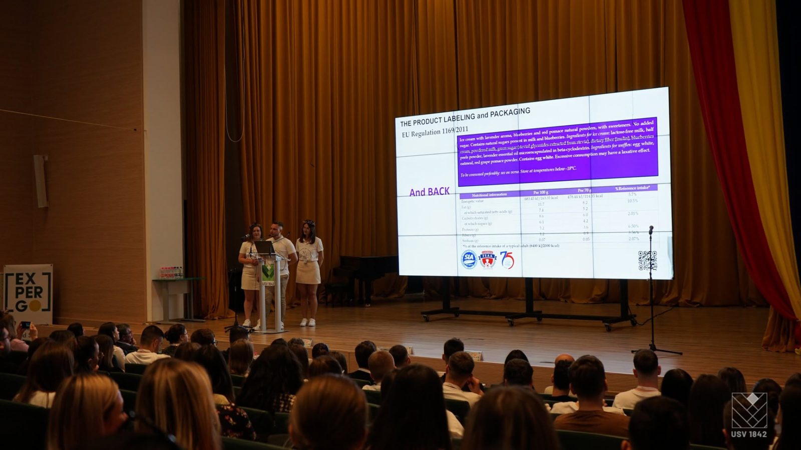Prezentare pe scenă despre etichetarea și ambalarea produsului, cu informații nutriționale afișate