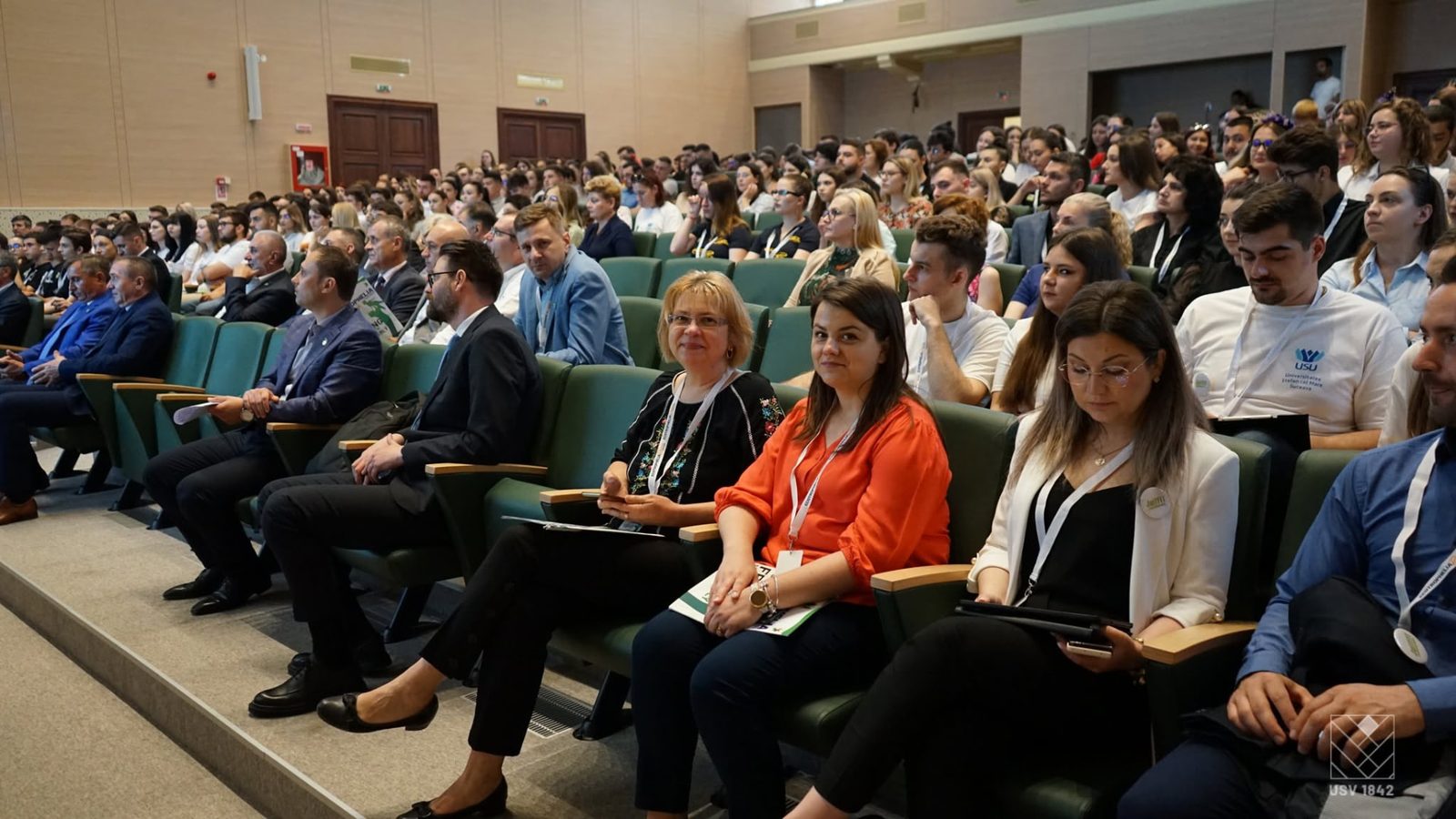 Public numeros — studenți, coordonatori și invitați — în aula competiției