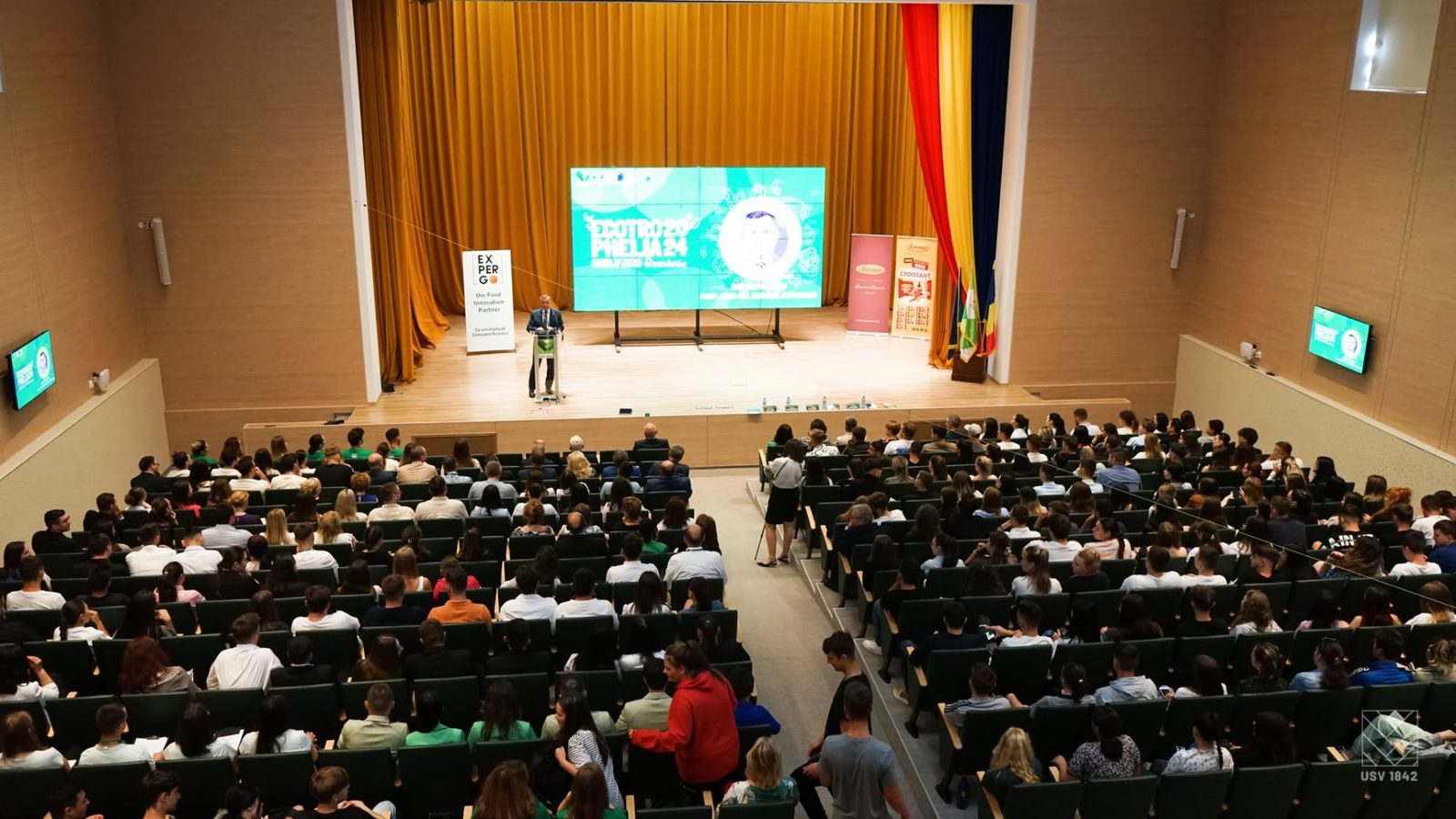 Deschiderea oficială a competiției, în aula plină de studenți și invitați