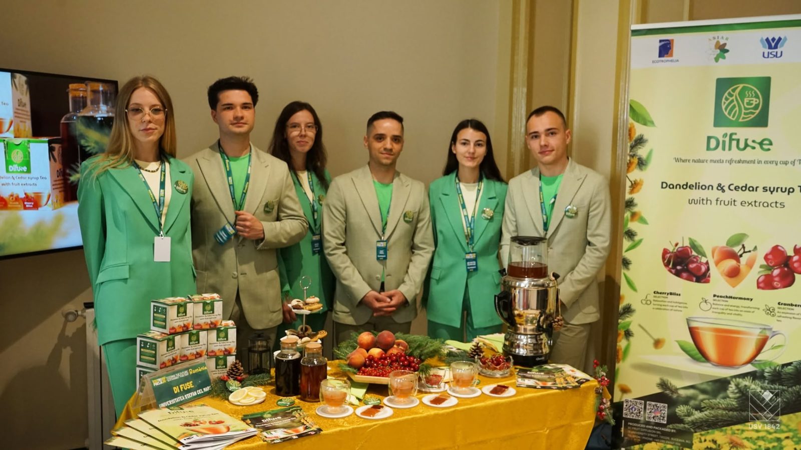 Echipa DI FUSE (USV Suceava) la standul cu ceaiuri din sirop de păpădie și cetină