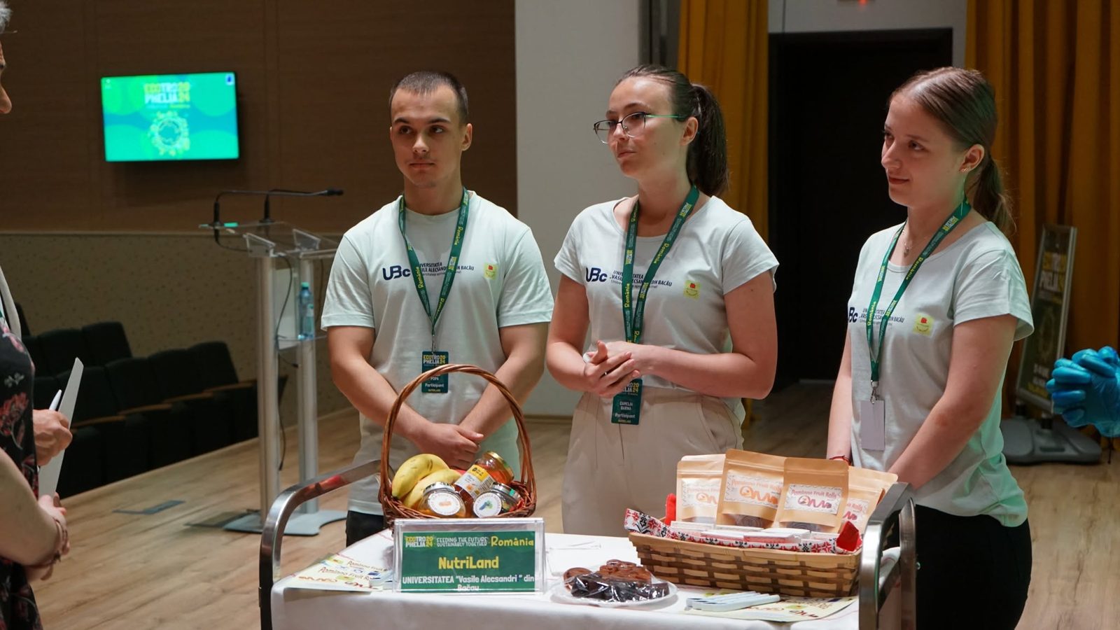 Echipa NutriLand (Universitatea „Vasile Alecsandri” din Bacău) lângă standul cu Pomana Fruit Rolls