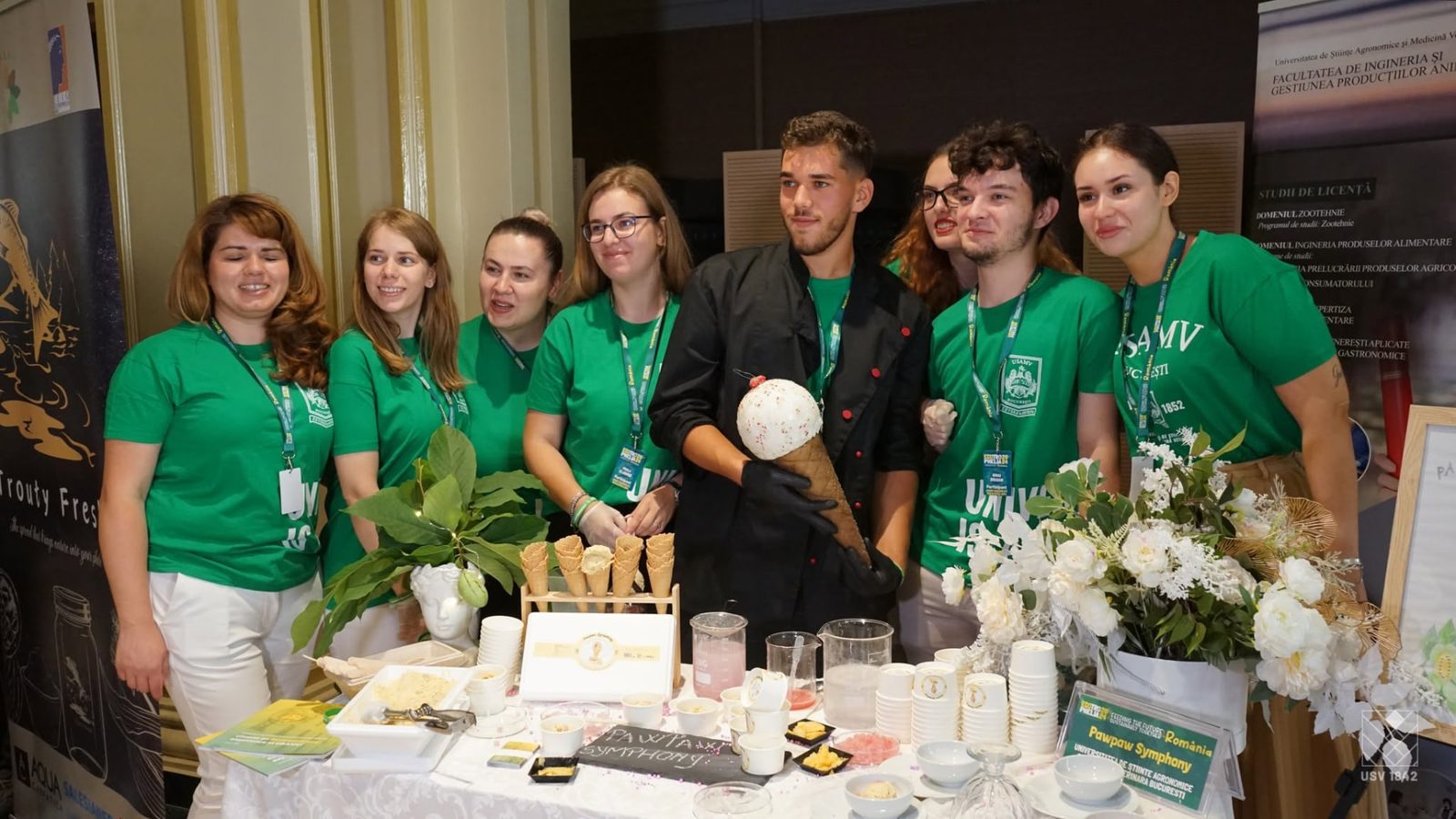 Echipa Pawpaw Symphony (USAMV București) cu înghețata prezentată la stand