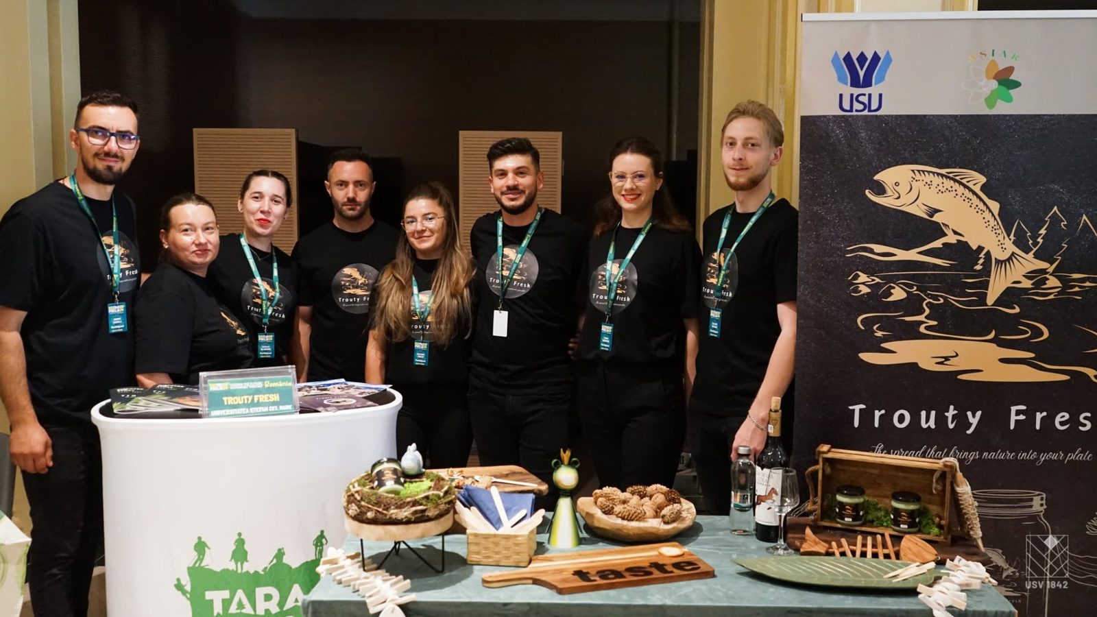 Echipa Trouty Fresh (Universitatea „Ștefan cel Mare” din Suceava) lângă standul propriu