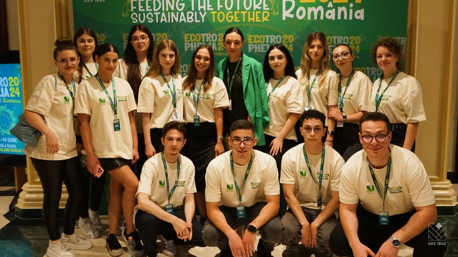 Echipa de voluntari a competiției, în fața backdropului ECOTROPHELIA România 2024
