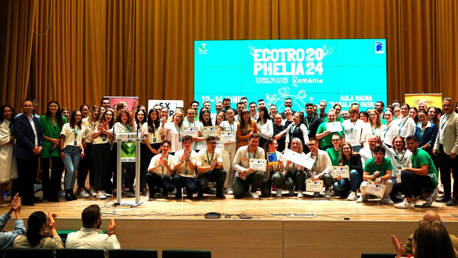 Fotografia de grup a tuturor echipelor și organizatorilor, la finalul festivității de premiere