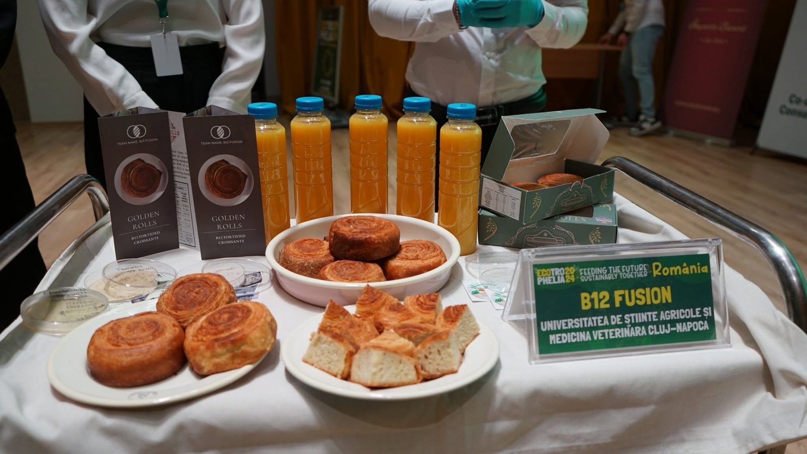 Standul echipei B12 Fusion (USAMV Cluj-Napoca) cu produsul Golden Rolls și suc natural