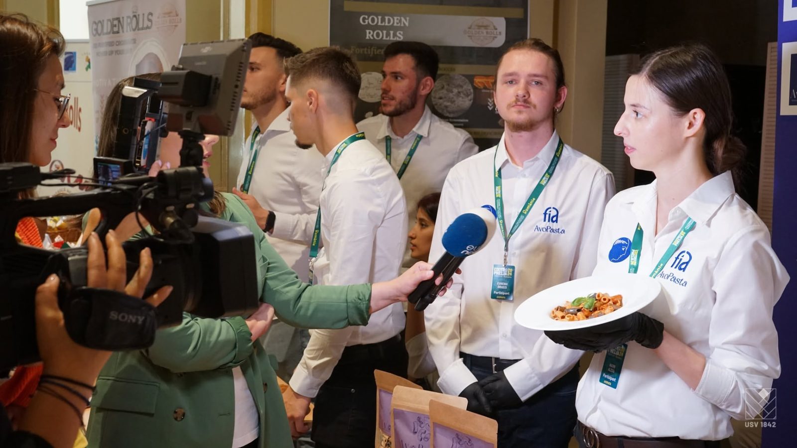 Interviu de televiziune cu echipa AvoPasta, în timpul prezentării produsului