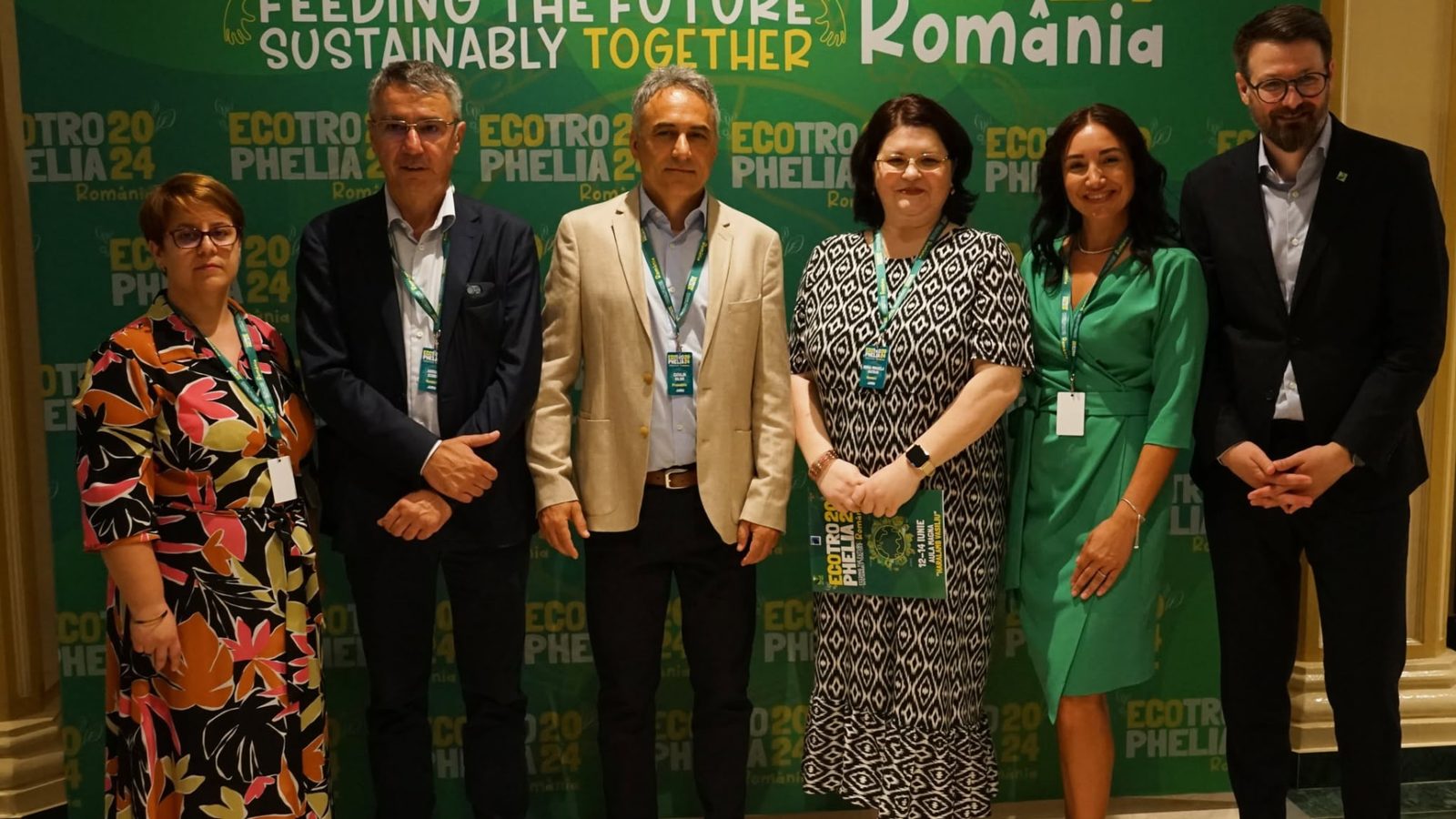 Organizatori și invitați în fața panoului oficial ECOTROPHELIA România 2024