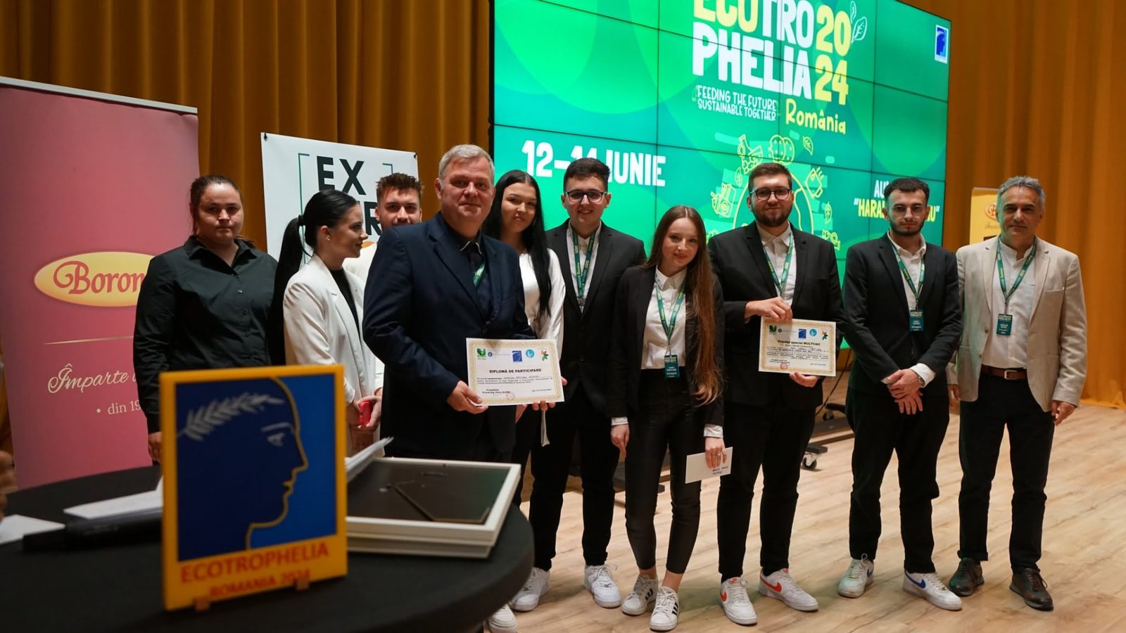 Înmânarea diplomelor de participare și a premiilor speciale pe scena Aulei Magna