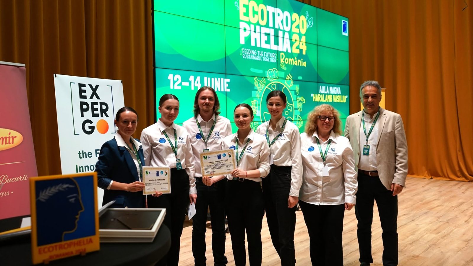 Echipa AvoPasta primind diploma de participare și premiul special MULTIVAC