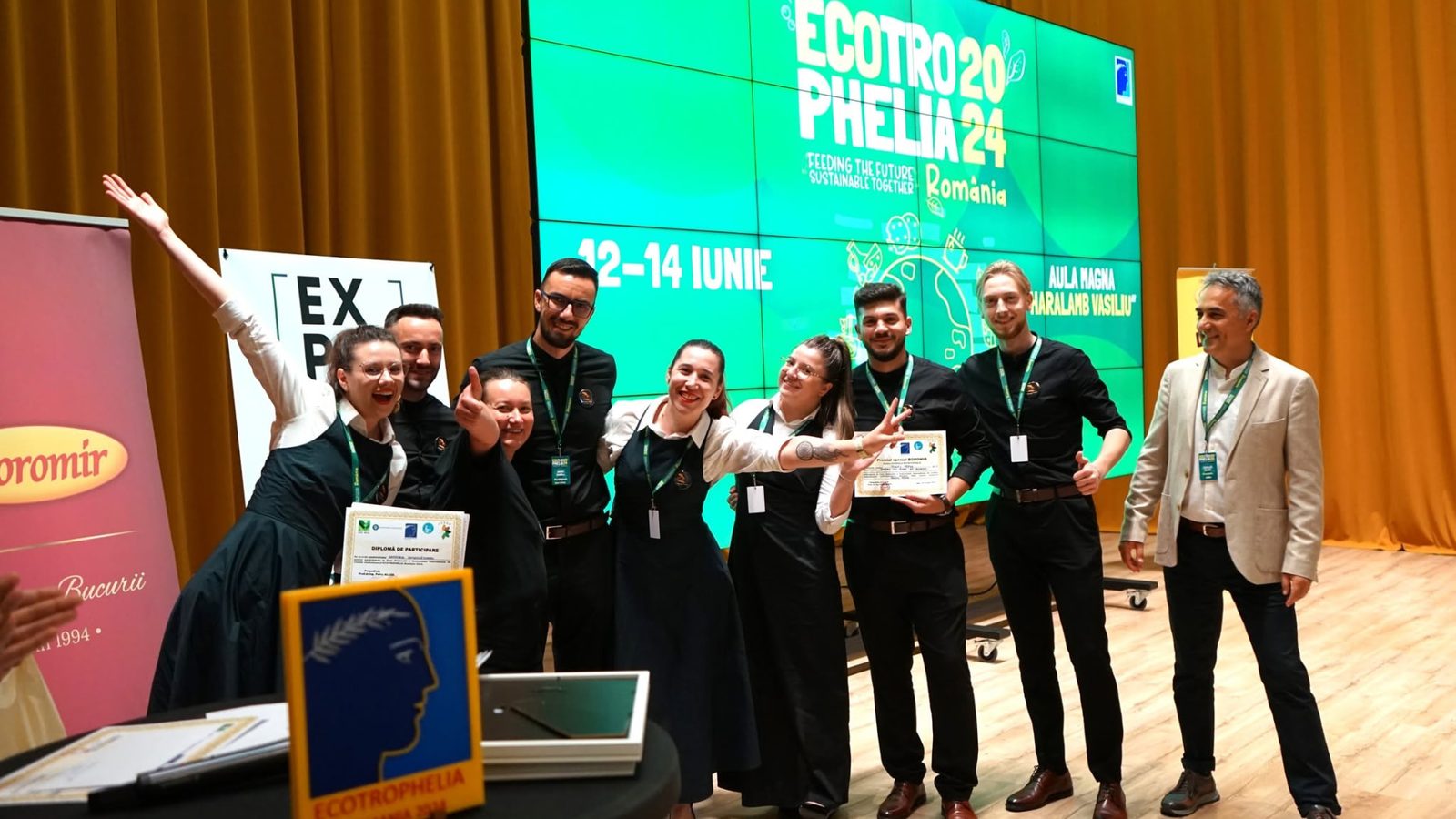 Echipă premiată sărbătorind pe scenă cu diploma și premiul special Boromir