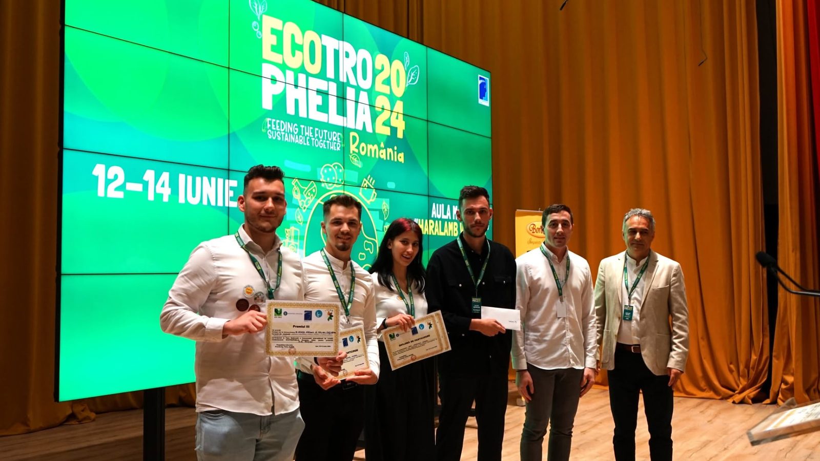 Echipă premiată cu Premiul III, cu diplomele în mână, pe scena competiției
