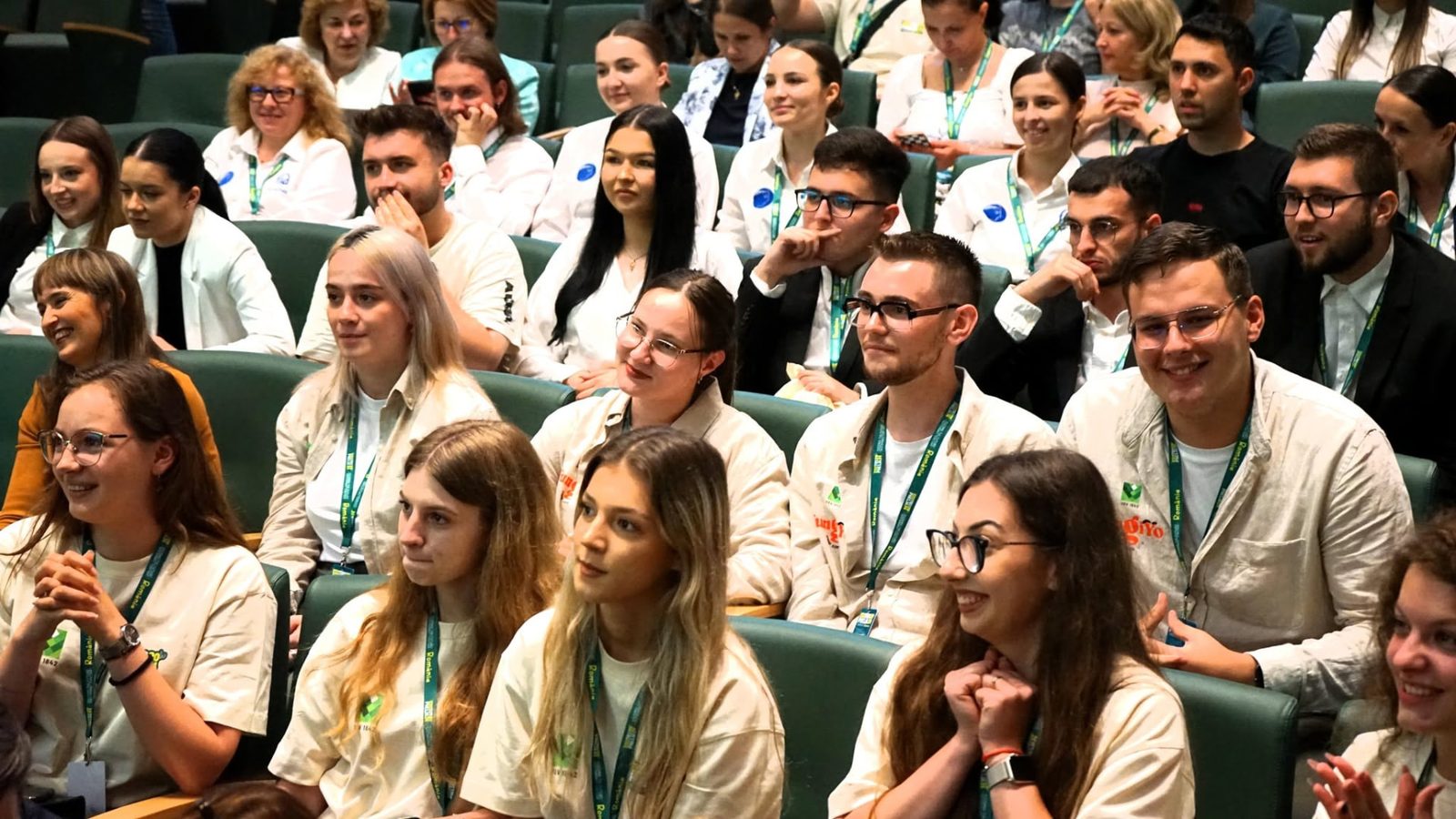 Studenți și cadre didactice în public, în Aula Magna, în timpul competiției