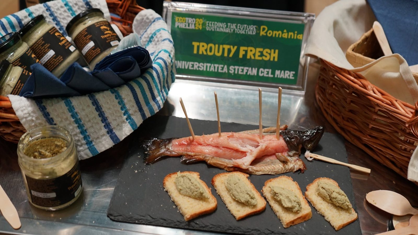 Standul Trouty Fresh (Universitatea „Ștefan cel Mare”) cu păstrăv afumat și tartine