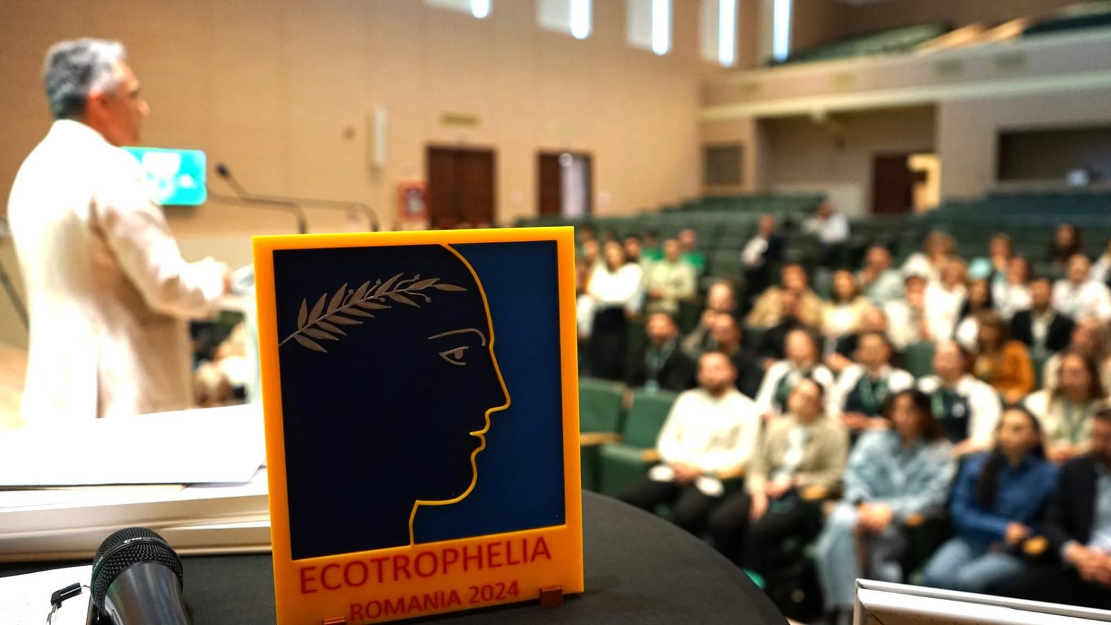 Trofeul ECOTROPHELIA România 2024 pe scena Aulei, în timpul unei prezentări