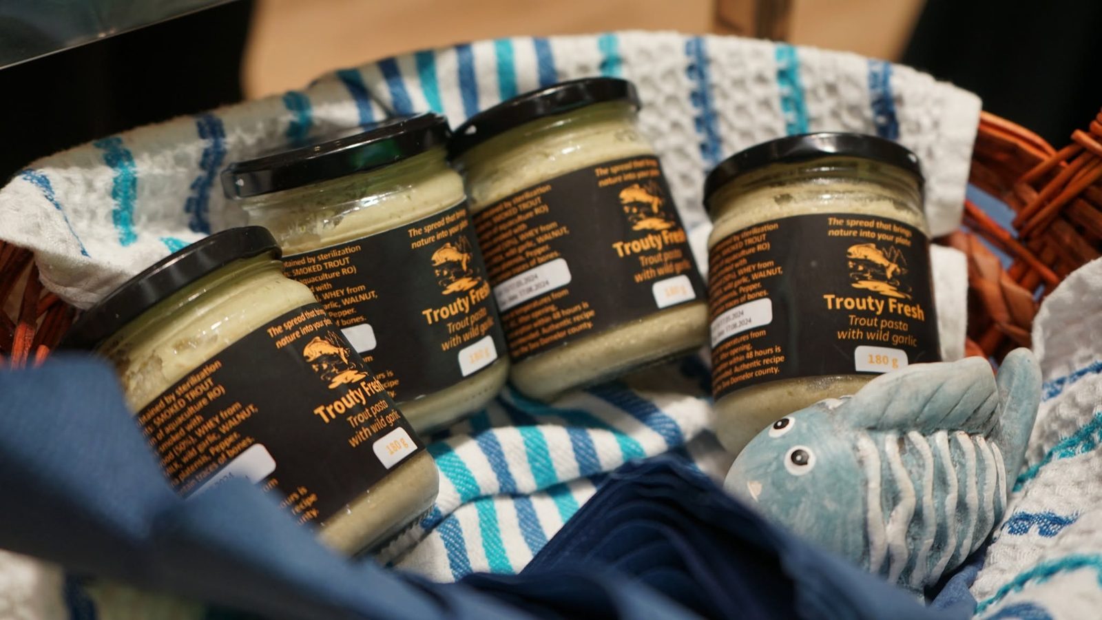 Borcane Trouty Fresh — pastă de păstrăv cu leurdă, așezate într-un coș