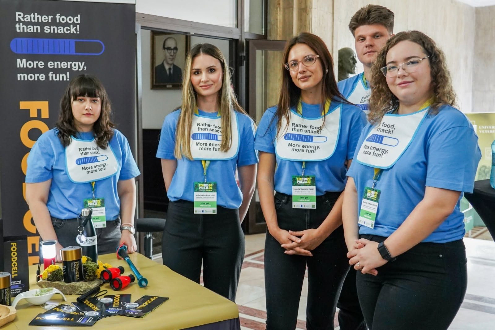 Echipa ChargeX lângă standul snackului proteic FOODCELL