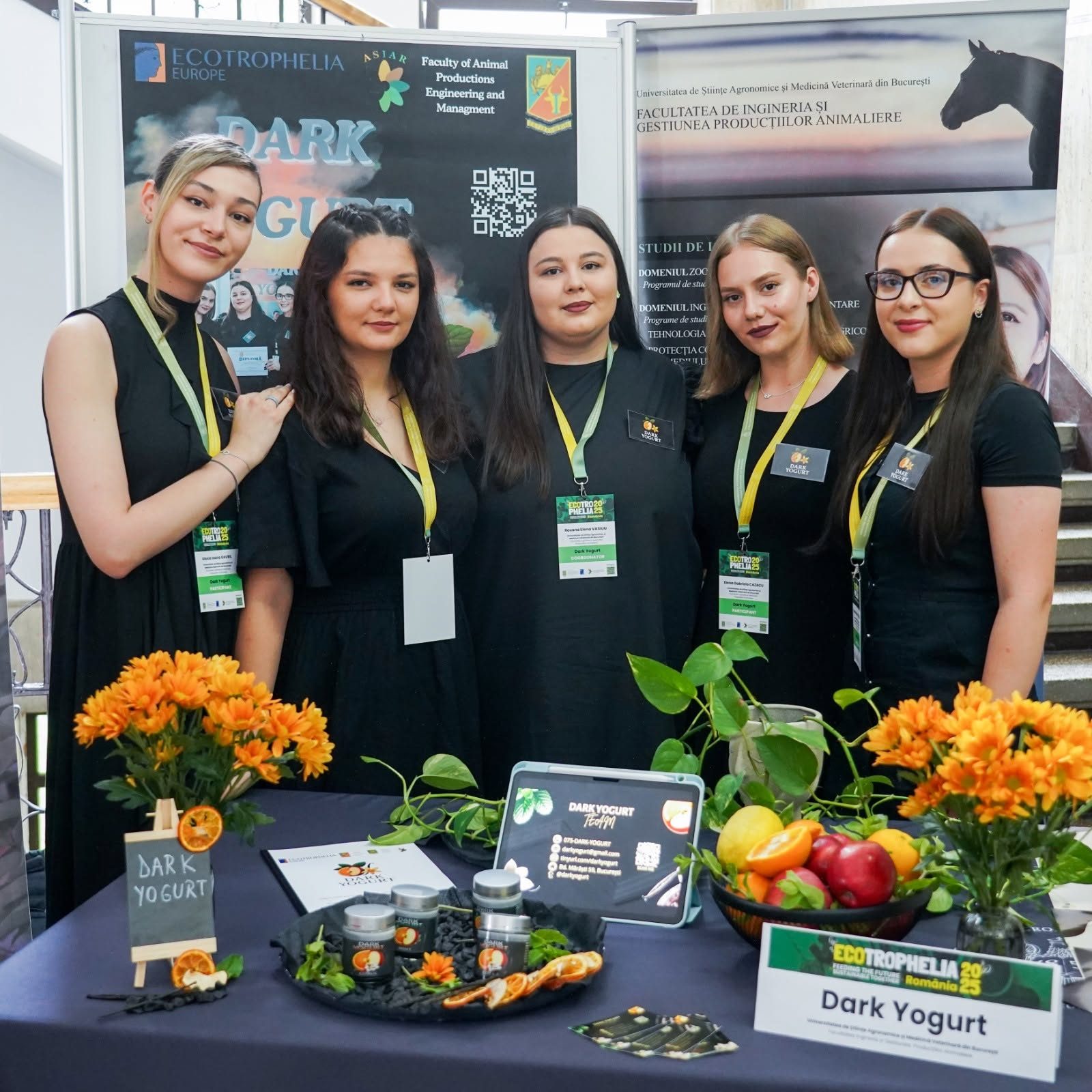Echipa Dark Yogurt (USAMV București) lângă standul propriu