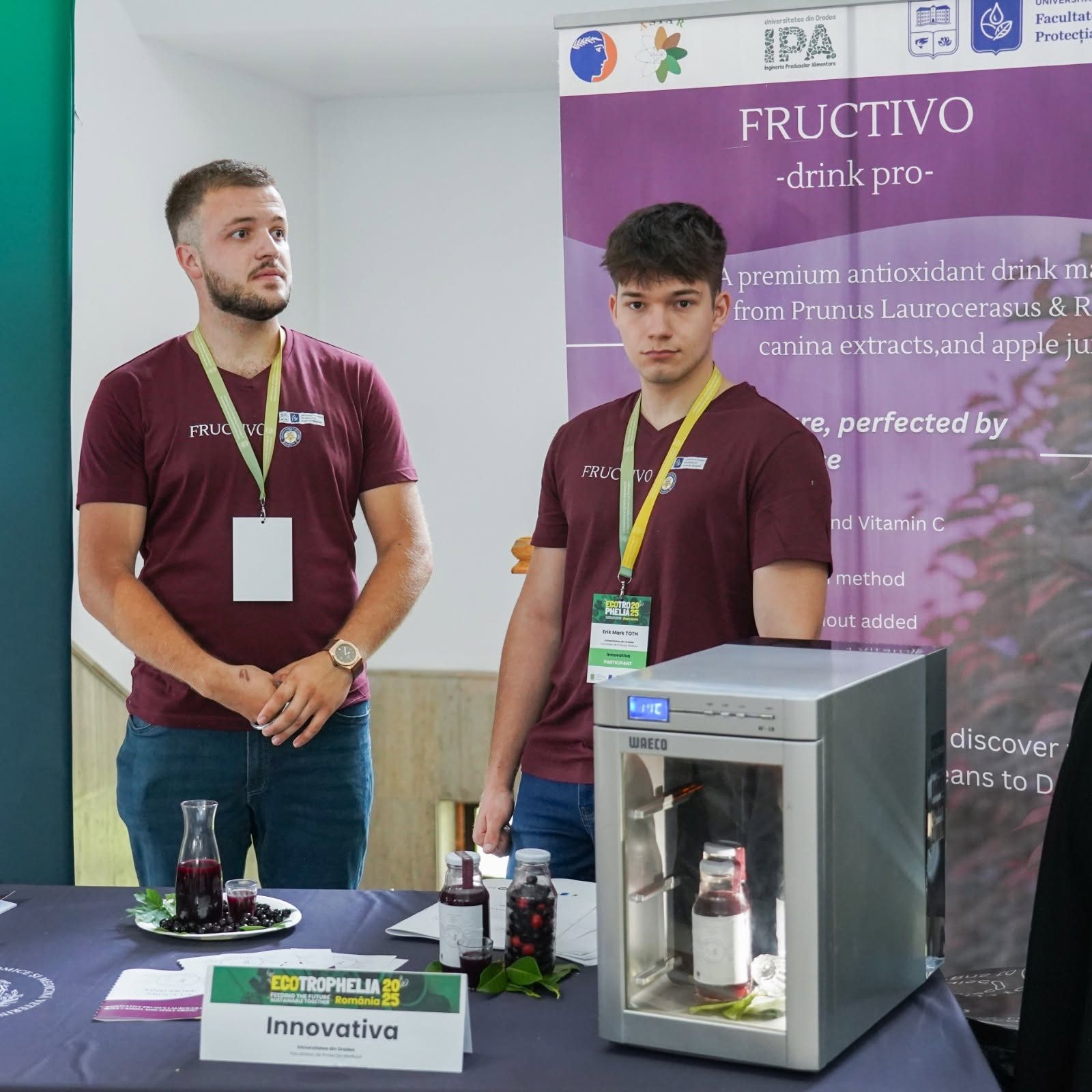 Echipa Innovativa prezintă băutura FRUCTIVO la standul din holul competiției