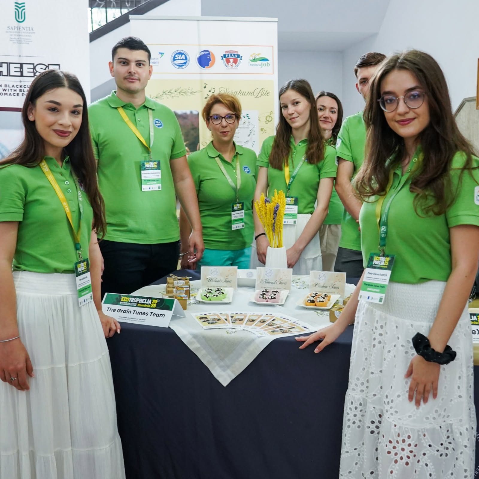 Echipa The Grain Tunes lângă standul cu produse pe bază de sorg