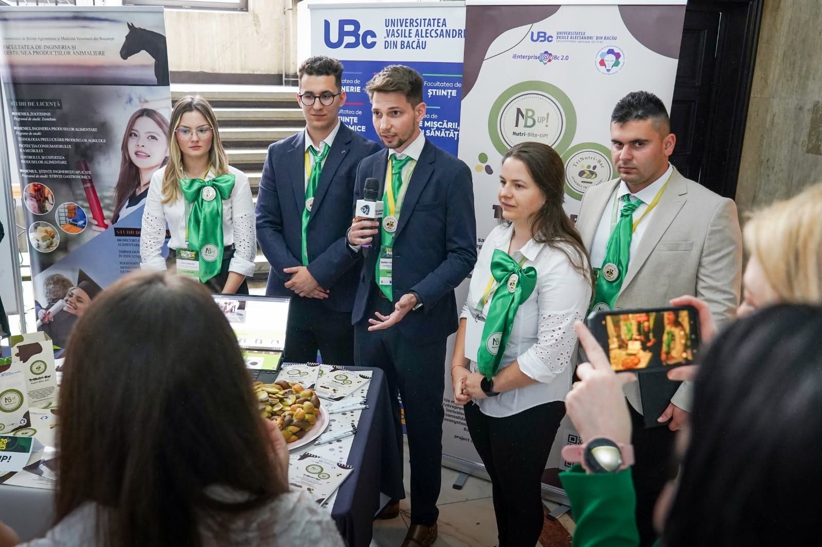 Echipa Nutri-Bite-UP! de la UBc Bacău, la standul cu mostre de degustare