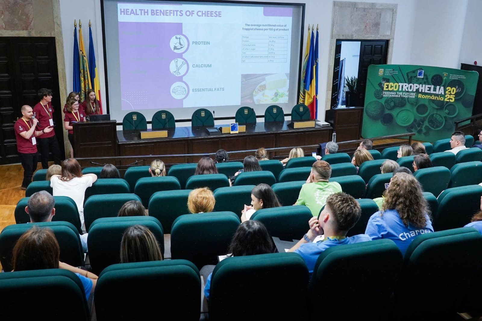 Prezentare despre beneficiile nutriționale ale brânzei, pe ecranul aulei