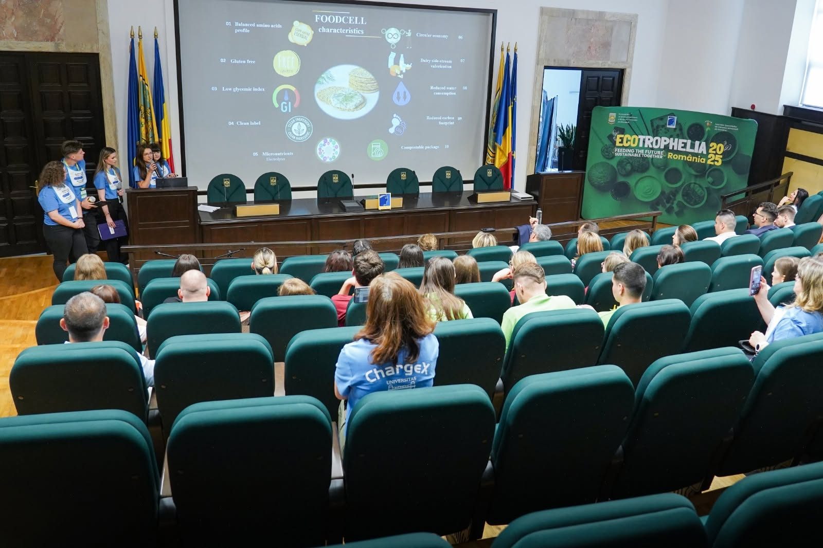 Echipa ChargeX prezintă caracteristicile produsului FOODCELL în aulă