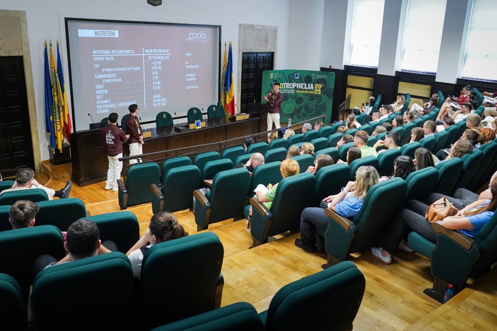 Prezentarea declarației nutriționale a băuturii Roots pe ecranul aulei