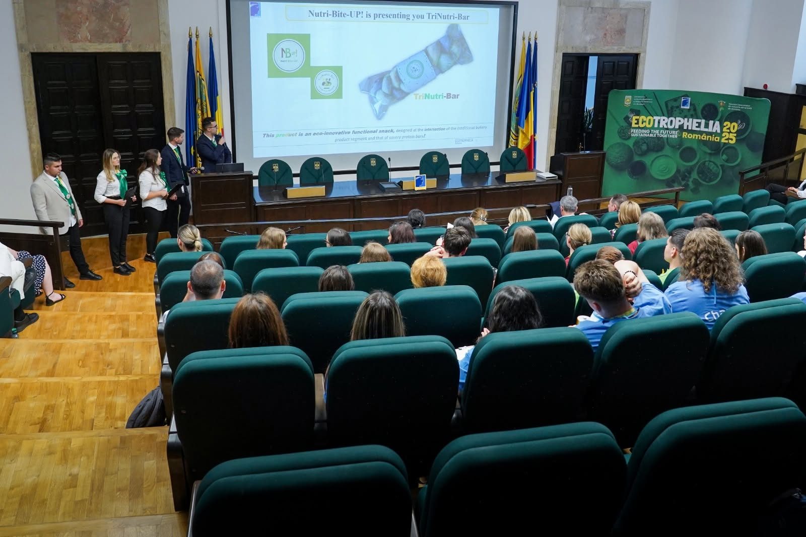 Echipa Nutri-Bite-UP! prezintă snackul TriNutri-Bar în fața publicului