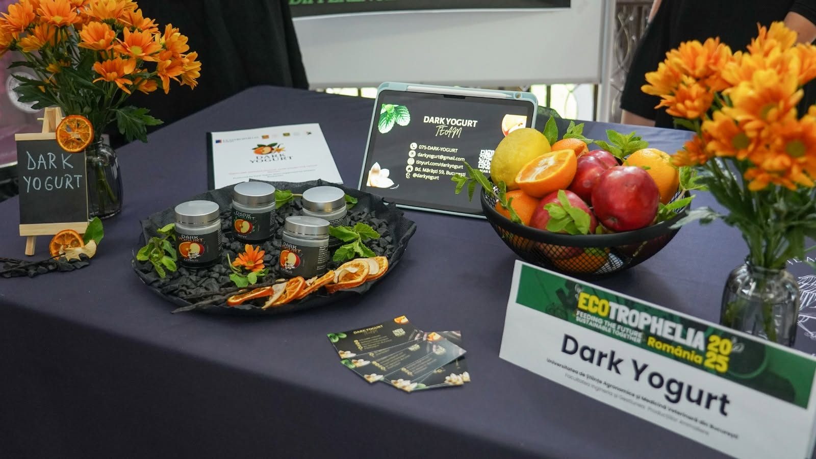 Standul Dark Yogurt cu borcanele de iaurt, fructe proaspete și materiale de prezentare