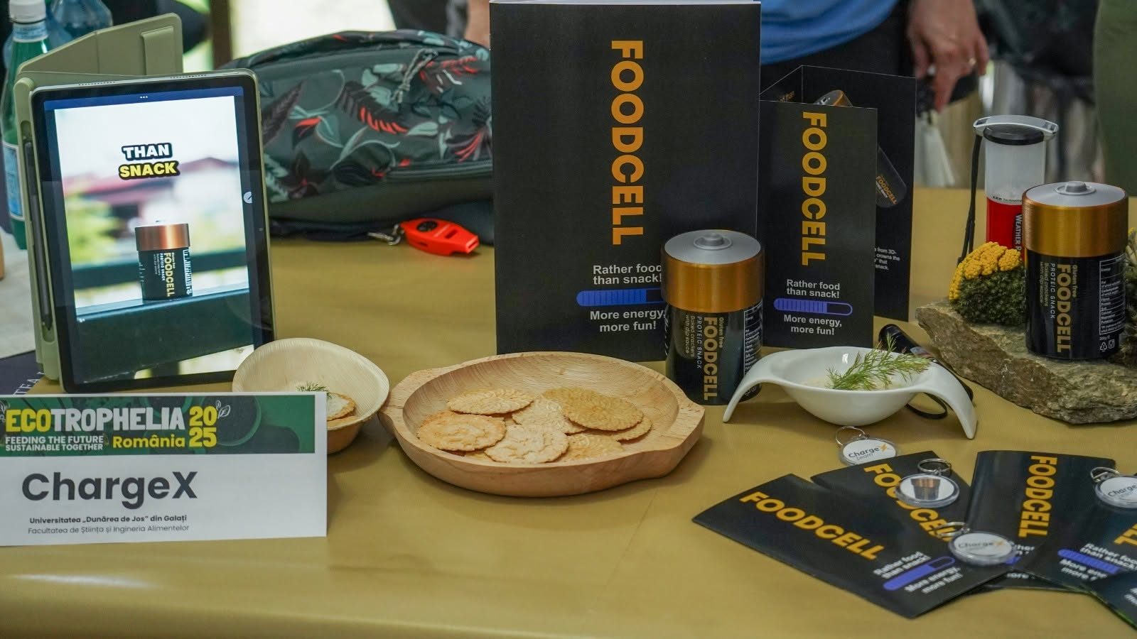 Standul echipei ChargeX de la UDJG Galați, cu produsul FOODCELL și materiale de prezentare