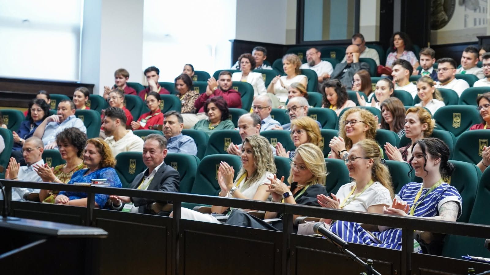 Publicul din aulă aplaudând în timpul competiției